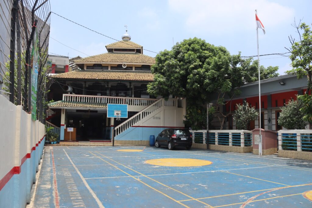 Halaman dan lingkungan sekolah Perwira Jakarta