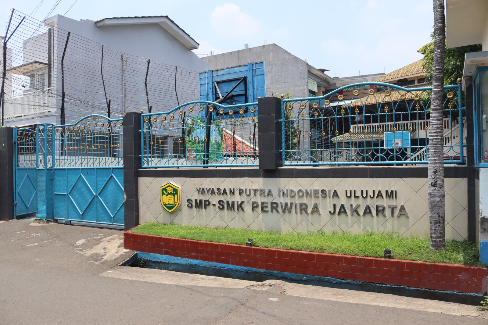 Gerbang Yayasan Putra Indonesia Ulujami — SMP-SMK Perwira Jakarta